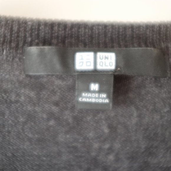 NWOT Gray Uniqlo Sweater - Picture 2 of 3